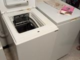 un lave-linge et un sèche-linge dans une petite pièce