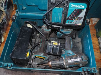 une boîte à outils bleue avec des outils sur le sol