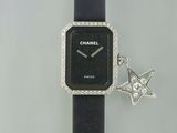 une montre à laquelle est accrochée une breloque en forme d'étoile