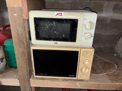 un micro-ondes posé sur une étagère en bois