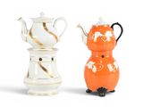 two teapots that are sitting next to each other