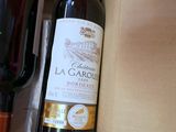 une bouteille de vin et une bouteille de vin en carton