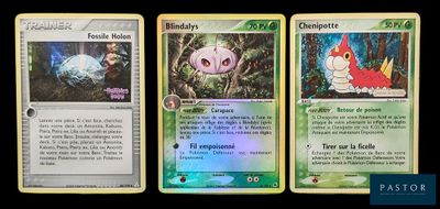 Trois cartes Pokémon différentes sont représentées en rangée sur un fond noir.