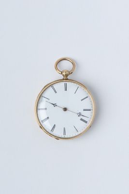 une montre de poche en or avec des chiffres romains sur le cadran