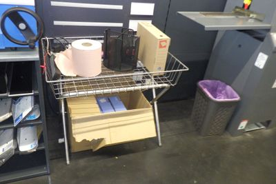 une étagère en métal sur laquelle est posé un rouleau de papier toilette