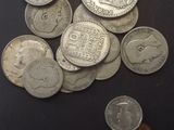 beaucoup de pièces qui sont sur la table