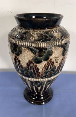 DOULTON-LAMBERT vase en grès à motifs végétaux sur piédouche…