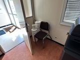 une pièce dans laquelle se trouvent une chaise et une imprimante