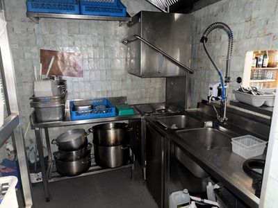 de nombreuses casseroles et poêles dans la cuisine de ce restaurant