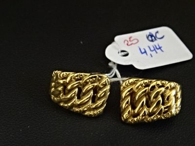 paire de boucles d'oreilles dorées ornées d'un motif tressé sur fond noir
