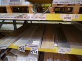 beaucoup de planches de bois sur les étagères du magasin