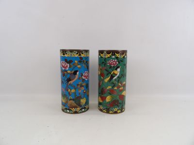 deux vases sur lesquels sont peints des oiseaux et des fleurs sur un fond blanc