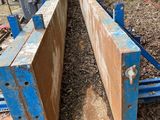 une photo d'une clôture en bois avec un cadre bleu