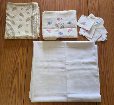 653 / CH-C5 / Lot de nappes comprenant une nappe blanch…