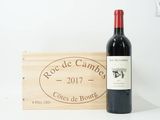 une bouteille de vin posée à côté d'une caisse en bois