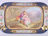 une assiette sur laquelle est représenté un homme et une femme assis sur un banc