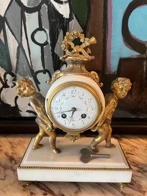 GARNITURE DE CHEMINEE En bronze doré et marbre à décor de pu…