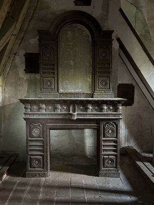 une pièce avec une cheminée et un miroir