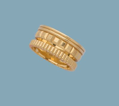 un gros plan d'une bague en or sur fond bleu