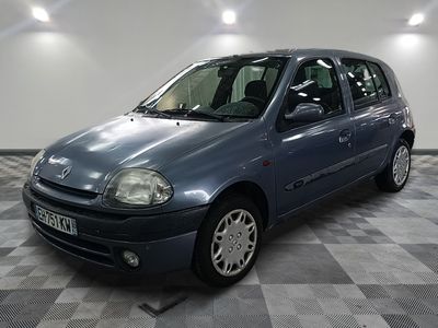 la photo d'une voiture bleue garée dans un garage