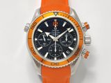 un bracelet orange sur une montre au cadran noir