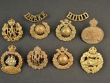 un gros plan sur un tas de badges posés sur une table