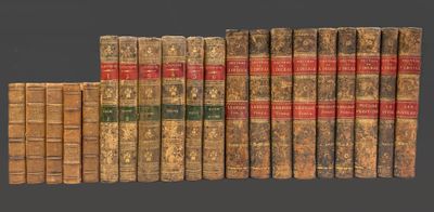 plusieurs vieux livres sont alignés sur une surface grise