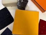 un assortiment de portefeuilles et une boîte posés sur une table