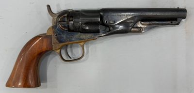 gros plan d'un revolver sur une surface blanche