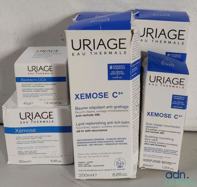 trois boîtes de crème Urage Xenose C posées sur une table