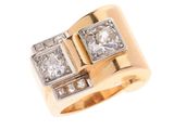 gros plan d'une bague en diamant sur fond blanc