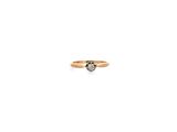 gros plan d'une bague en diamant sur fond blanc