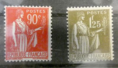 deux timbres sur lesquels figurent une femme et un homme