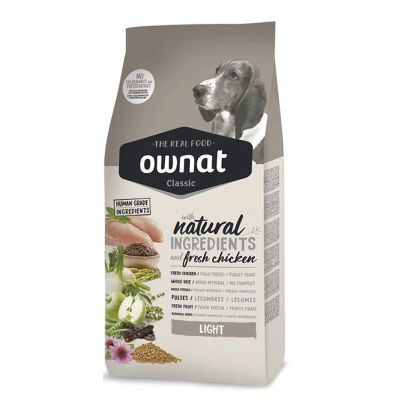 un sac de croquettes posé sur une table blanche