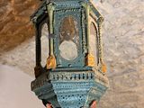une lampe bleue suspendue au plafond dans une pièce