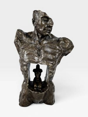 buste en bronze d'un homme tenant un ours en peluche contre sa poitrine