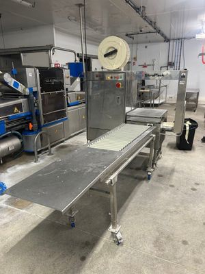 un tapis roulant au milieu d'une usine