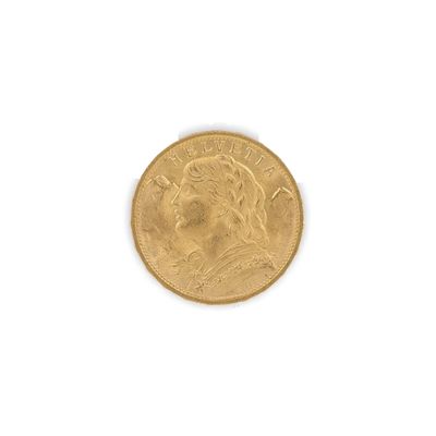 gros plan d'une pièce d'or sur une surface blanche