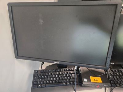 deux écrans d'ordinateur et un clavier sur un bureau