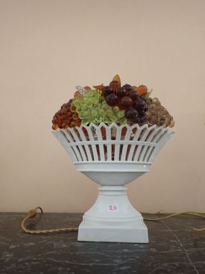 un bol blanc contenant des raisins, posé sur une table