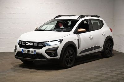 Le SUV blanc est garé dans un garage équipé d'une galerie de toit noire.