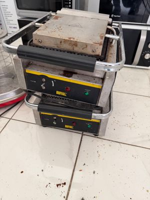 une pile de fours à micro-ondes posée sur un plan de travail de cuisine