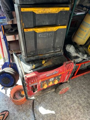 un tas d'outils à l'arrière d'un camion