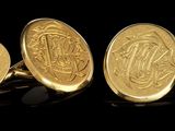trois boutons de manchette en or surmontés d'une pièce d'or