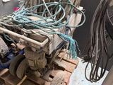un tas de cordes posé sur une palette à côté d'une machine