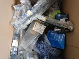 une boîte en carton remplie de divers objets qui s'y trouvent