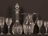 un groupe de verres à vin et une carafe sur une table