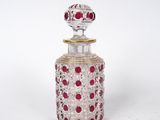 une image représentant une bouteille en verre ornée d'un motif rouge et blanc