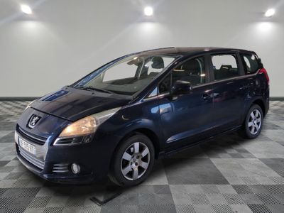 la photo d'une voiture bleue garée dans un garage