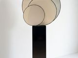 l'image d'une lampe posée sur une table